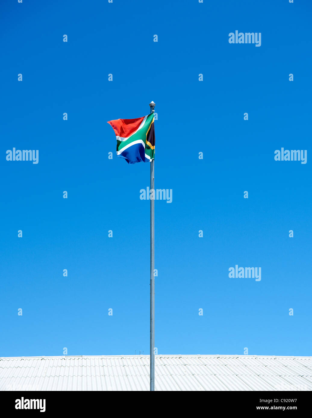 Am 27. April 1994 zu Beginn der Parlamentswahlen 1994, wurde die heutige Flagge der Republik Südafrika angenommen. Stockfoto