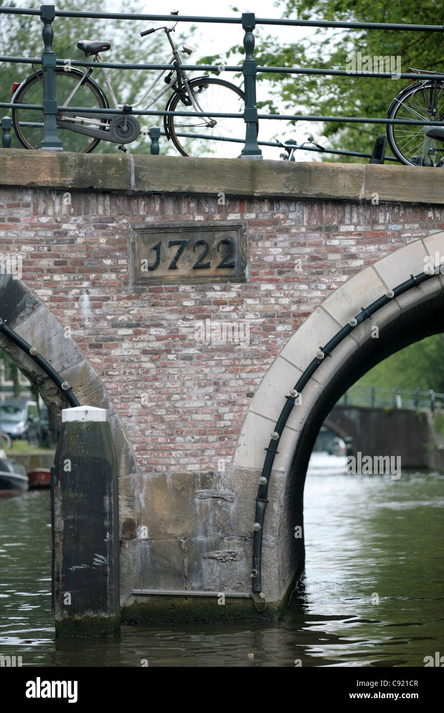 Amsterdam bietet rund 1280 Brücken über das Kanalsystem und viele von ihnen sind für den Einsatz von Fußgängern eingeschränkt und Stockfoto