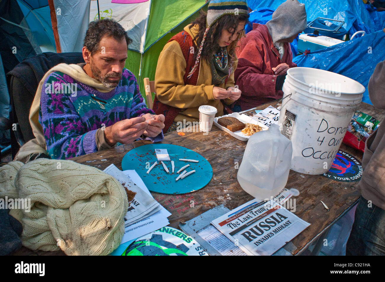 Besetzen Sie Wall Street OWS Protest Demo, Zuccotti Park, Manhattan, NYC Rollen Zigaretten mit der hand. Stockfoto