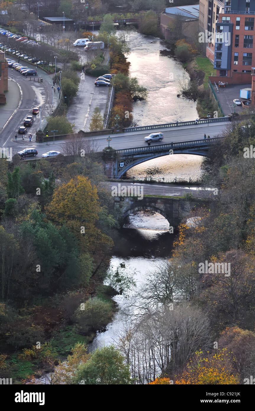 Den Fluss Kelvin, Glasgow, Schottland, Großbritannien, mit alten und neuen Brücke über. Stockfoto