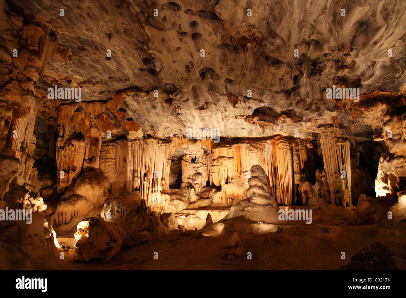 Die Cango Caves bei Oudtshoorn sind eine sehr beliebte Touristenattraktion, da sie spektakulären Hallen und grand Kalkstein enthalten Stockfoto