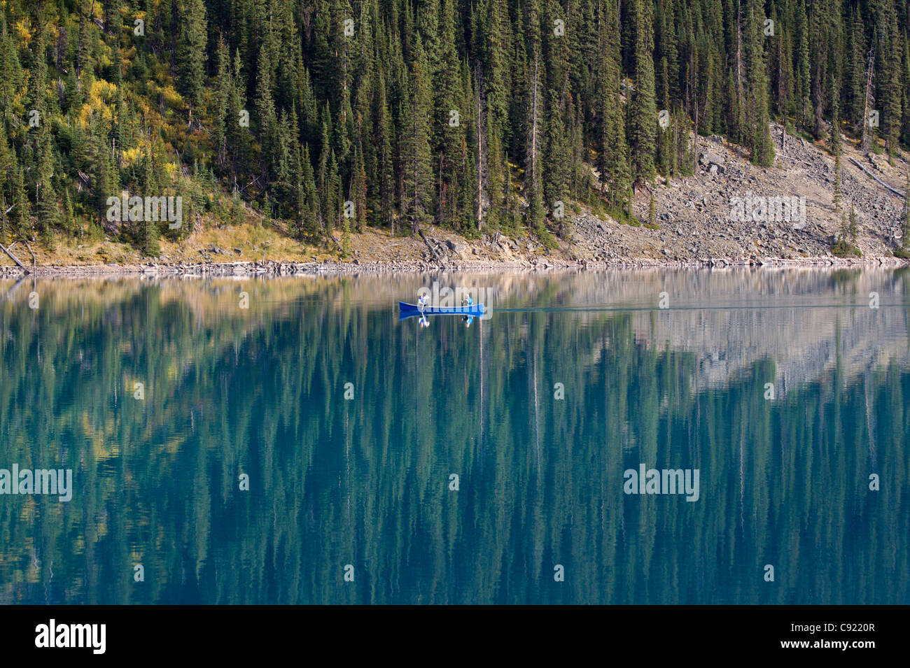 Moraine Lake ist im Tal der Ten Peaks im Banff National Park. Die hellen türkis blaue Farbe des Wassers im See Stockfoto