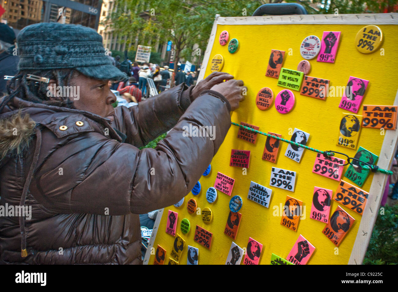 Wall Street OWS Protest Demo, Zuccotti Park, Manhattan, NYC afroamerikanische Frauen Frau verkaufen Tasten zu besetzen. Stockfoto
