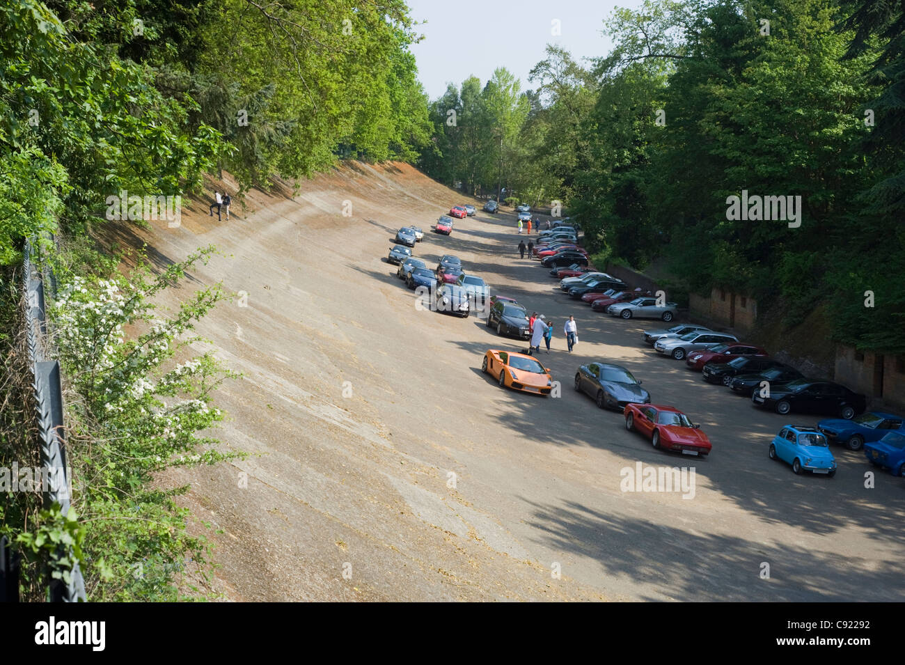 Ein Fiat 500 macht seinen Weg die Strecke vorbei an einer Reihe von italienischen Autos am Auto Italia Tag bei historischen Rennen Brooklands aufrunden Stockfoto
