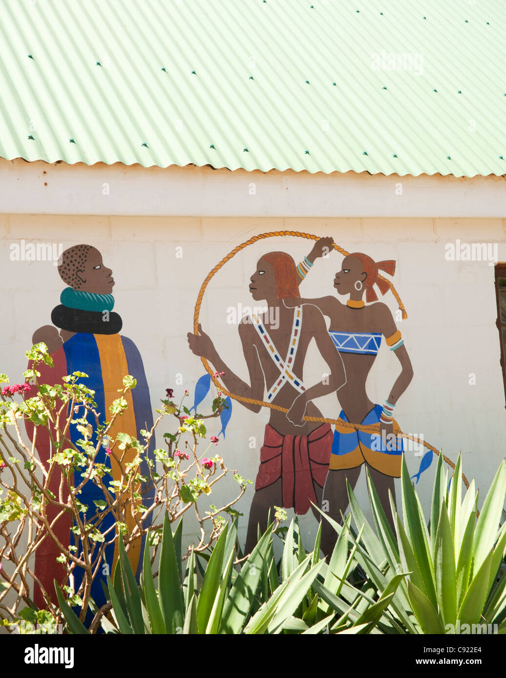 Traditioneller Malerei mit afrikanischen Szenen kann man an vielen Gebäuden in einer rund um Kapstadt und bieten ein buntes Stockfoto