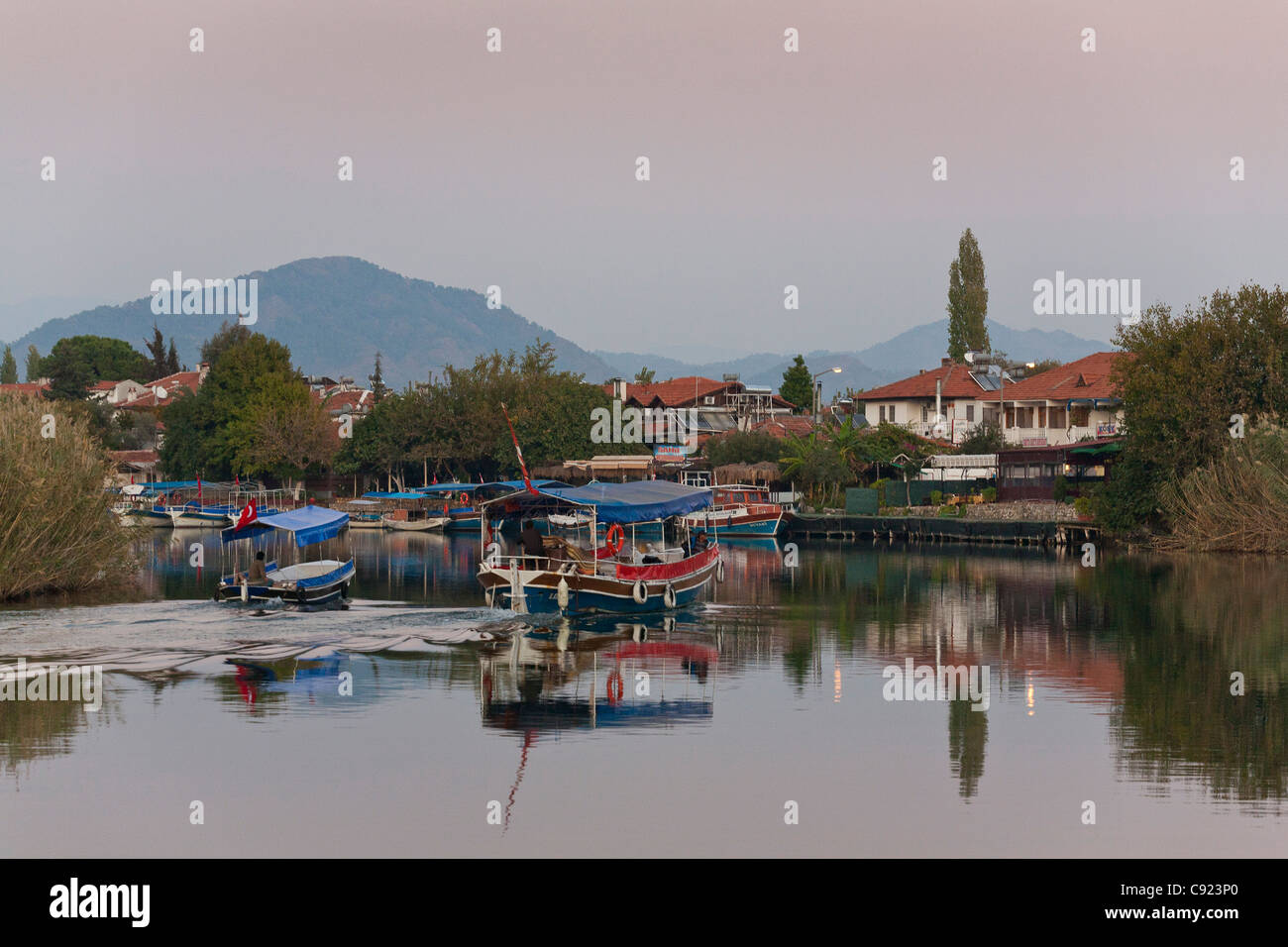 Häuser am Dalyan-Fluss in der Provinz Muğla, Türkei Stockfoto