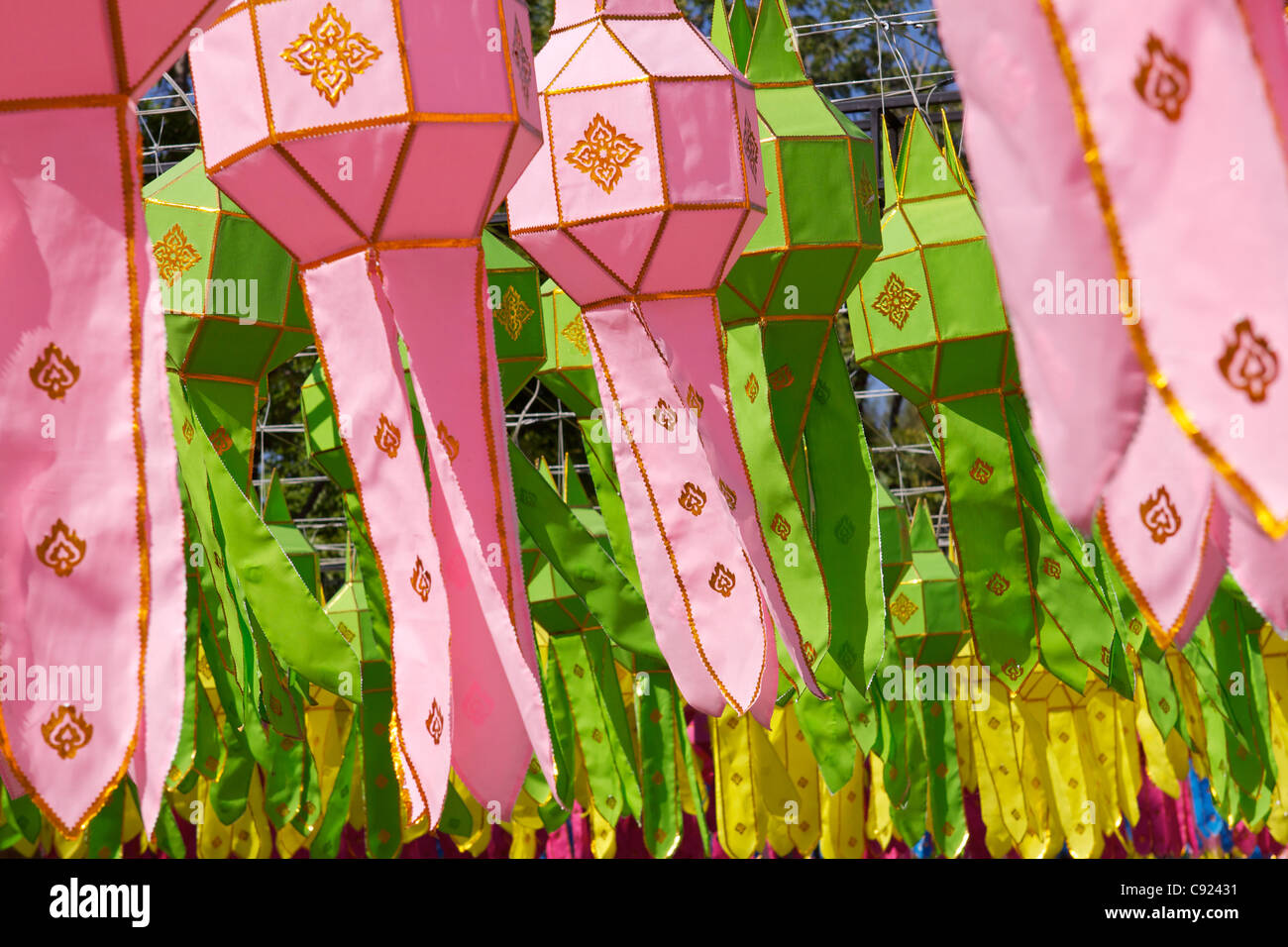 Anzeige der bunten "Lanna" Laternen während der November-Festival von Loy (Loi) Krathon (lokal bekannt als Yi Peng) durch die Stockfoto