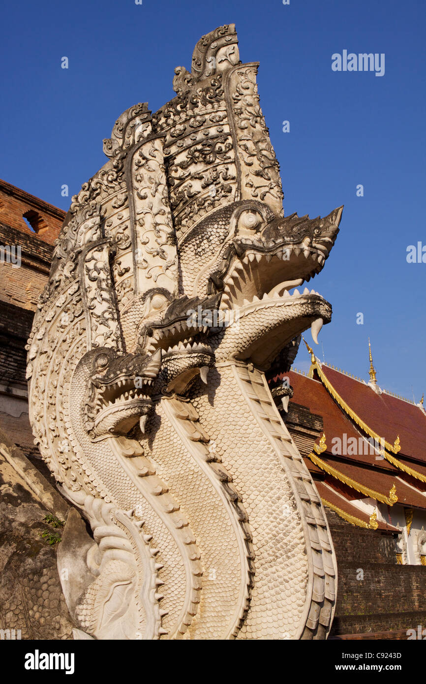 Schnitzen von einem Naga, eine 5-köpfigen Schlange, bewachen den Eingang zum Wat Chedi Luang Wora Viharn gebaut, im Jahre 1401, Chiang Mai, Thailand Stockfoto