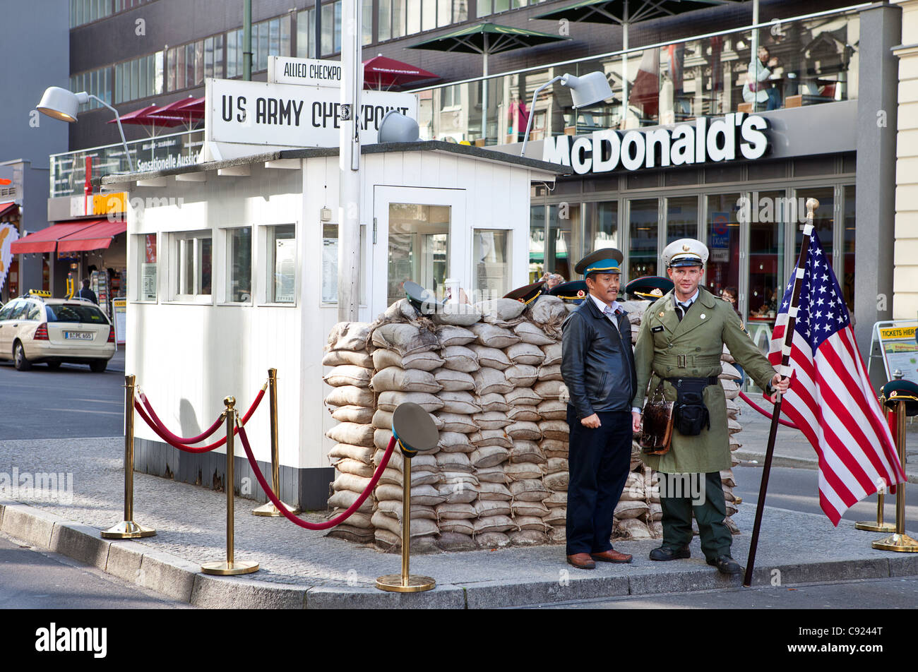 Checkpoint Charlie und Mcdonalds in Berlin, Deutschland Stockfoto