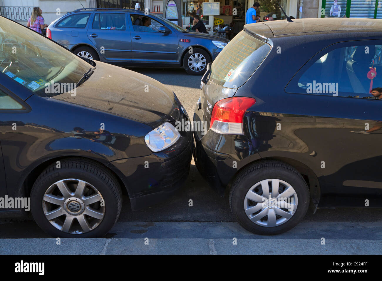 Parken In Paris Autos Sind Oft So Nah Sie Einander Beruhren Auf Belebten Strassen Von Paris Stockfotografie Alamy