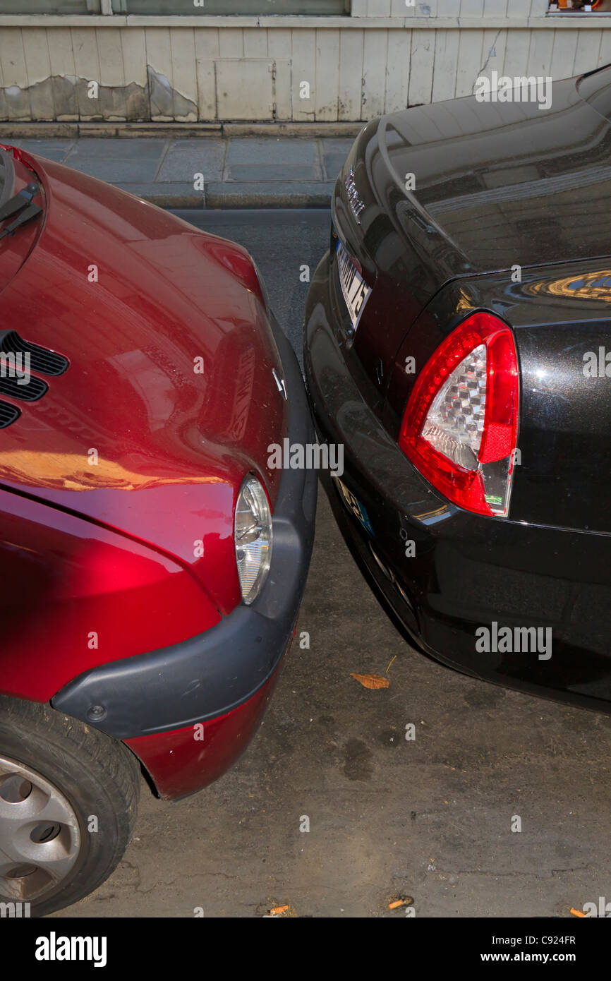Parken in Paris. Autos sind oft so nah sie einander berühren, auf belebten Straßen von Paris. Stockfoto