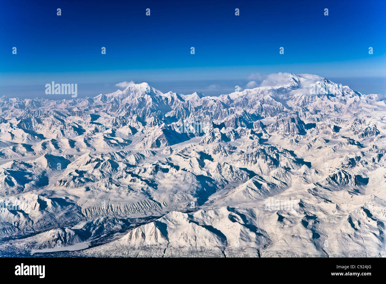 Luftaufnahme des Denali und die umliegenden Berge im Winter. Yunan, Alaska. Stockfoto