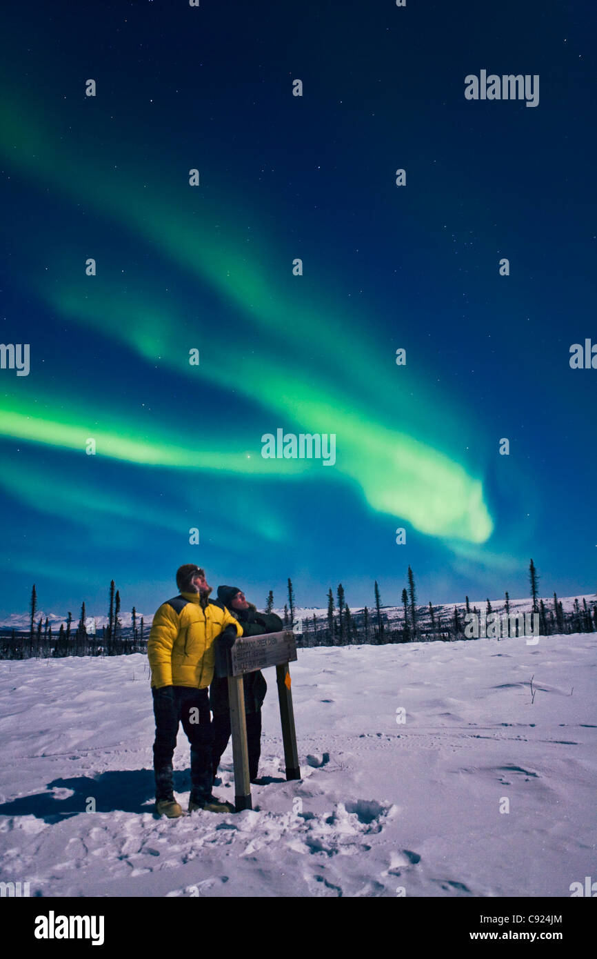 Zwei Männer stützte sich auf eine Spur zu unterzeichnen das Nordlicht beobachten. White Mountains, innen Alaska. Stockfoto
