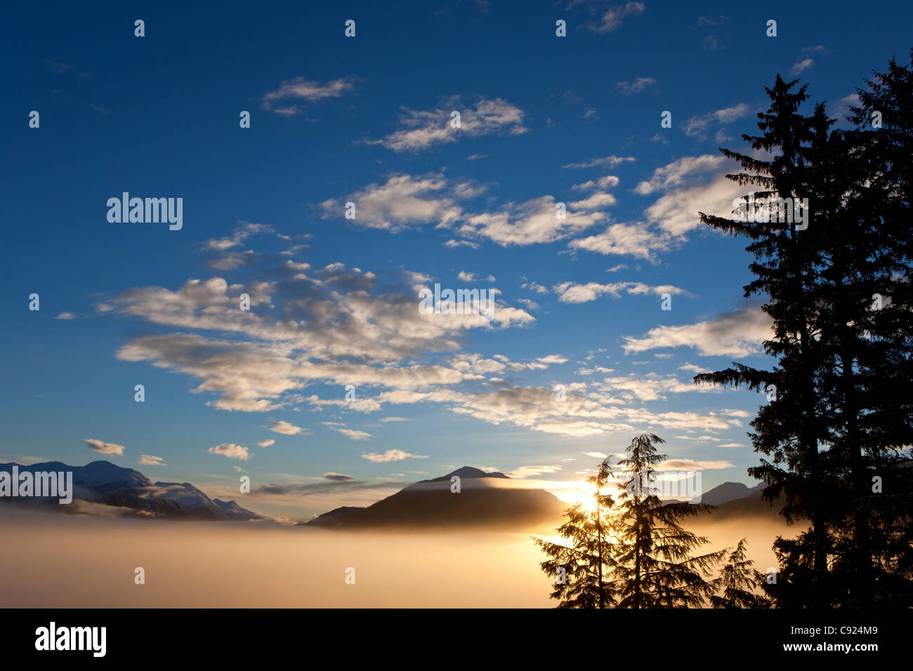 Nebel decken die Niederungen bei Sonnenaufgang auf Douglas Island in der Nähe von Juneau, Tongass National Forest, Inside Passage, Alaska, Winter Stockfoto