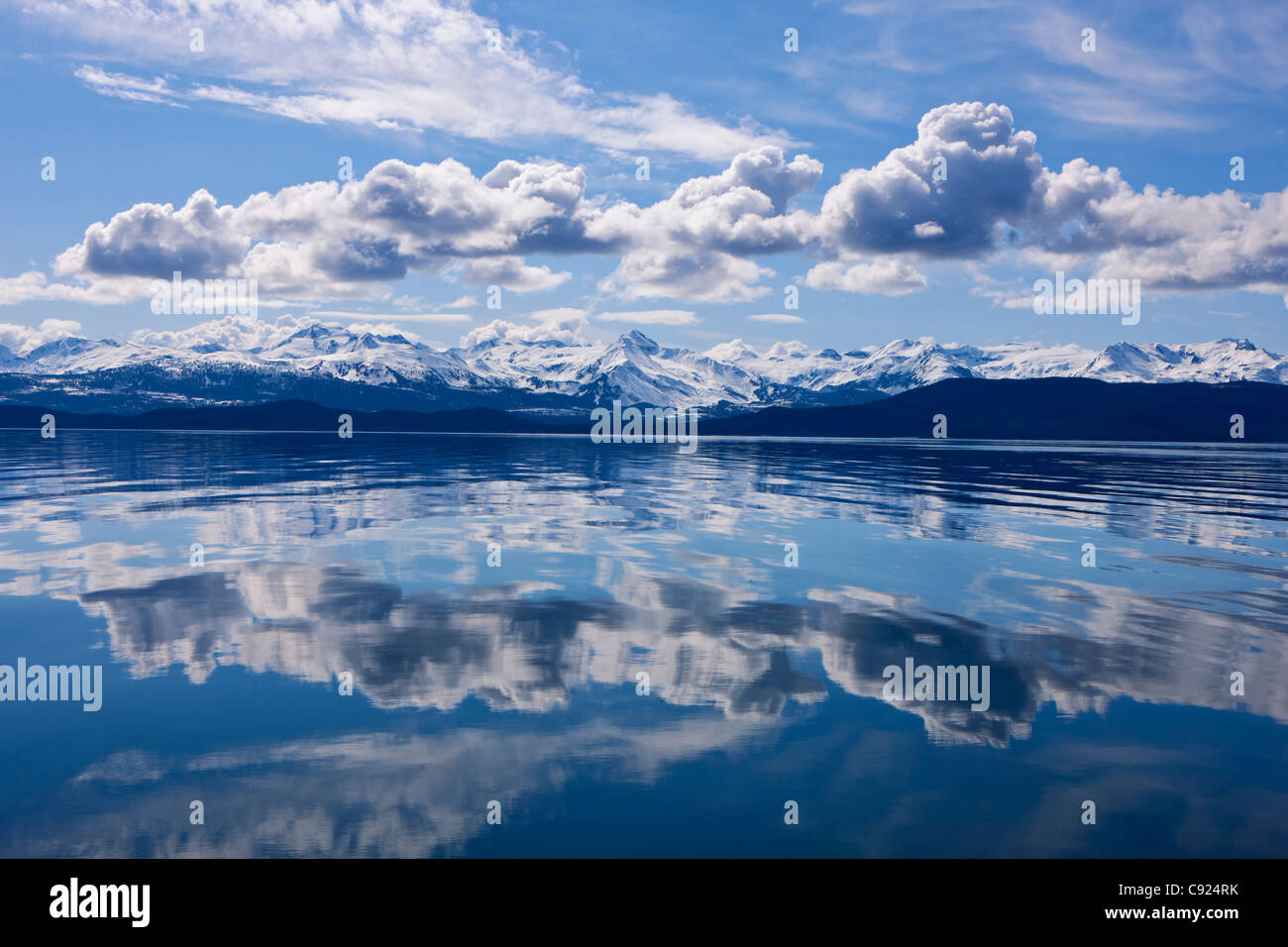 Herrliche Sicht auf die Chilkat Bergen reflektiert in Lynn Canal, Inside Passage, Juneau, Alaska Southeast, Frühling Stockfoto