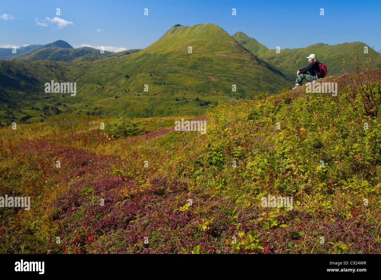 Wanderer entspannt auf Säule Berg mit den drei Schwestern Bergen im Hintergrund, phantastische Kodiak Island, Alaska Stockfoto