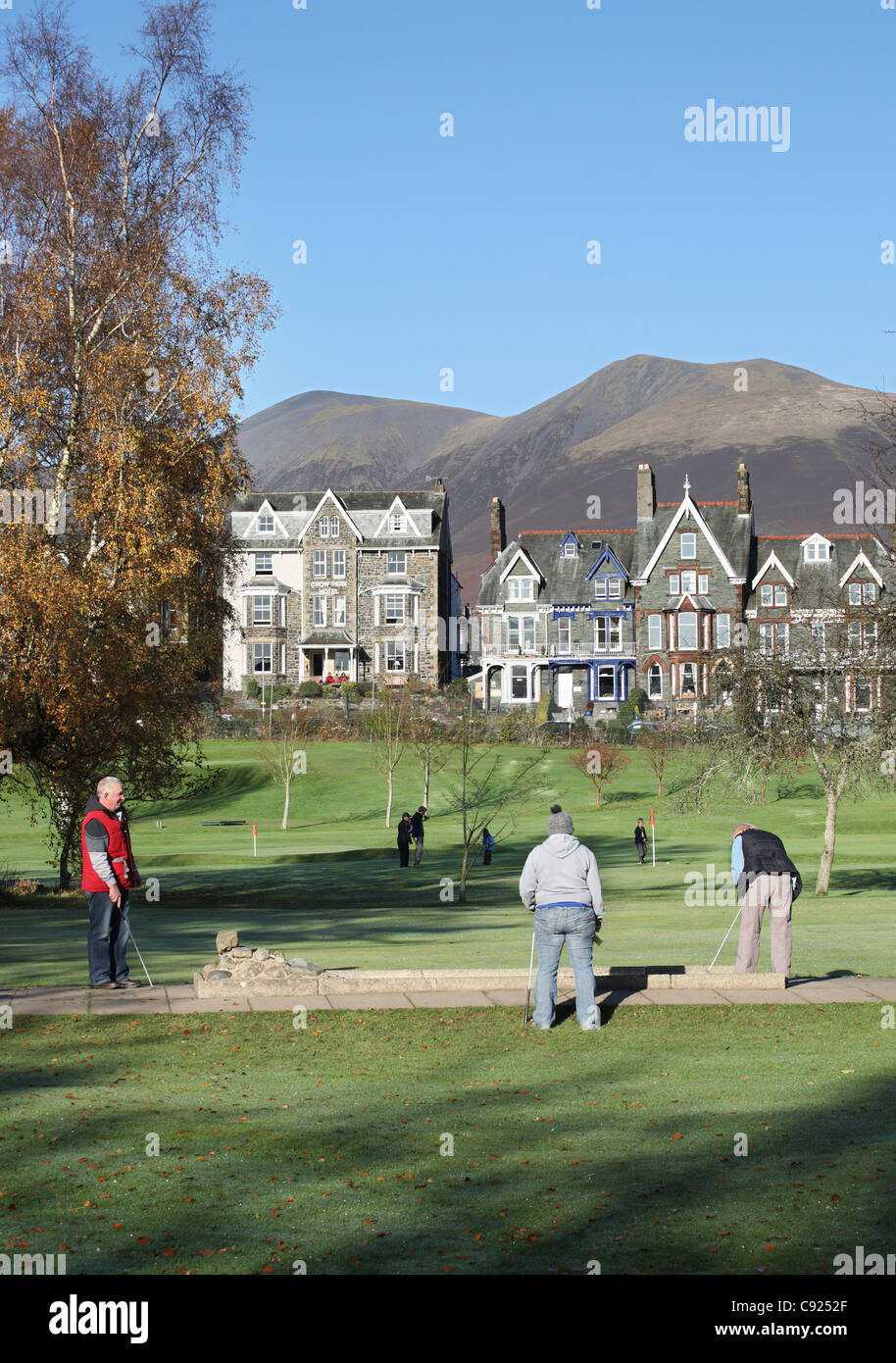 Menschen spielen Minigolf auf Keswick mit Skiddaw in Hintergrund, North West England, Großbritannien Stockfoto