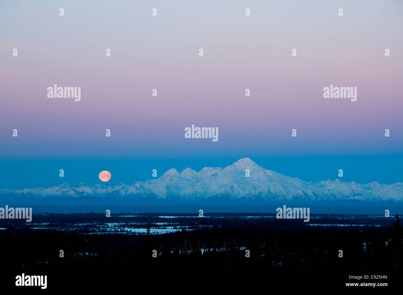 Vollmond untergeht über Mt. Iliamna, auf der Kenai-Halbinsel, Yunan Alaska Winter von Yokohama gesehen Stockfoto