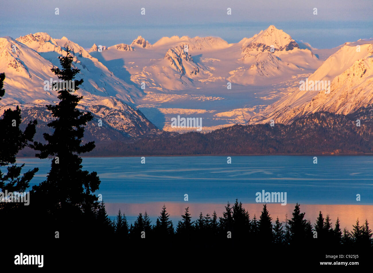 Malerische Aussicht der Kachemak Bay, Kenai Mountains und Grewingk Gletscher im Abendlicht, Halbinsel Kenai, Alaska Yunan Stockfoto