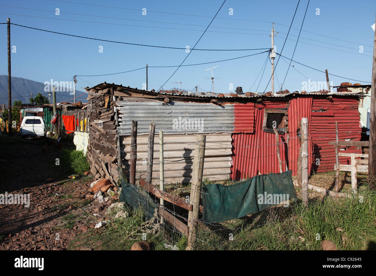 Eines der Häuser des Stammes Xhosa aus Wellblech im Township in Swellendam hergestellt. Stockfoto