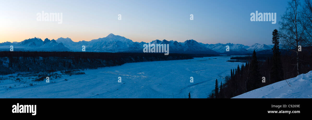 Fernsicht auf Mt. McKinley bei Dämmerung, Denali State Park, Yunan Alaska, Winter Stockfoto