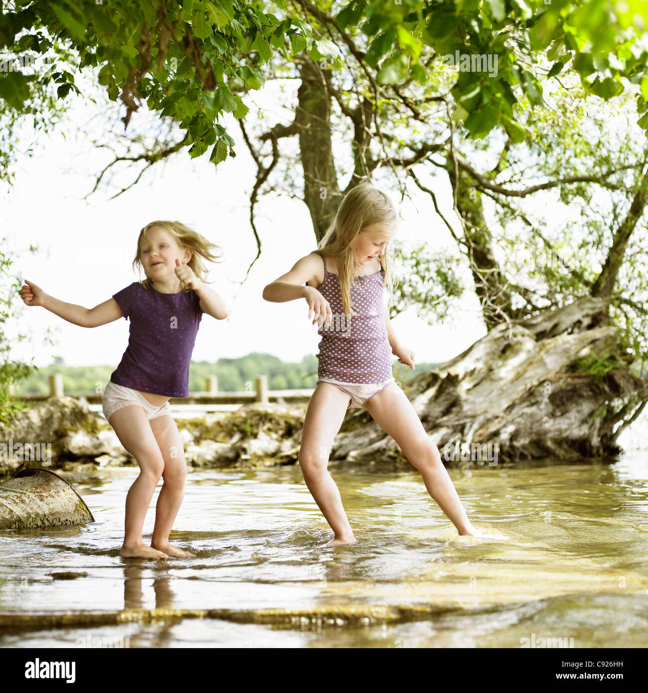 Lächelnde Mädchen spielen im See Stockfotografie - Alamy