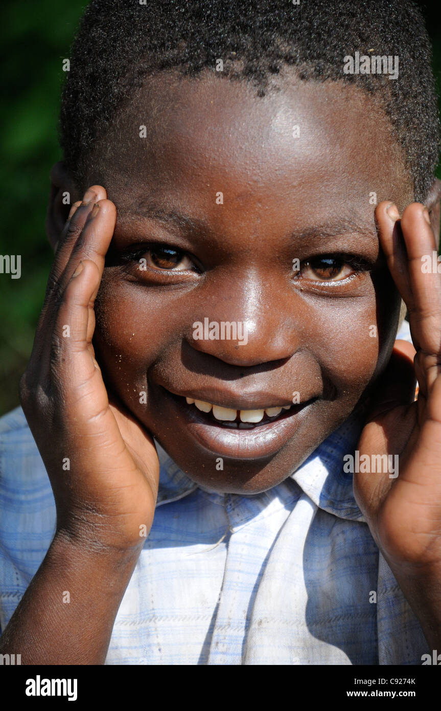 AFRIKANISCHE KIND POSIERT FÜR DIE KAMERA Stockfoto