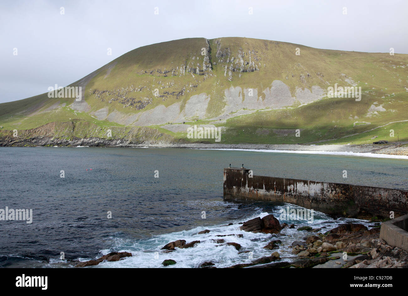 Die Aussicht auf die Berge und die Bucht von St. Kilda in den äußeren Hebriden, Schottland Stockfoto