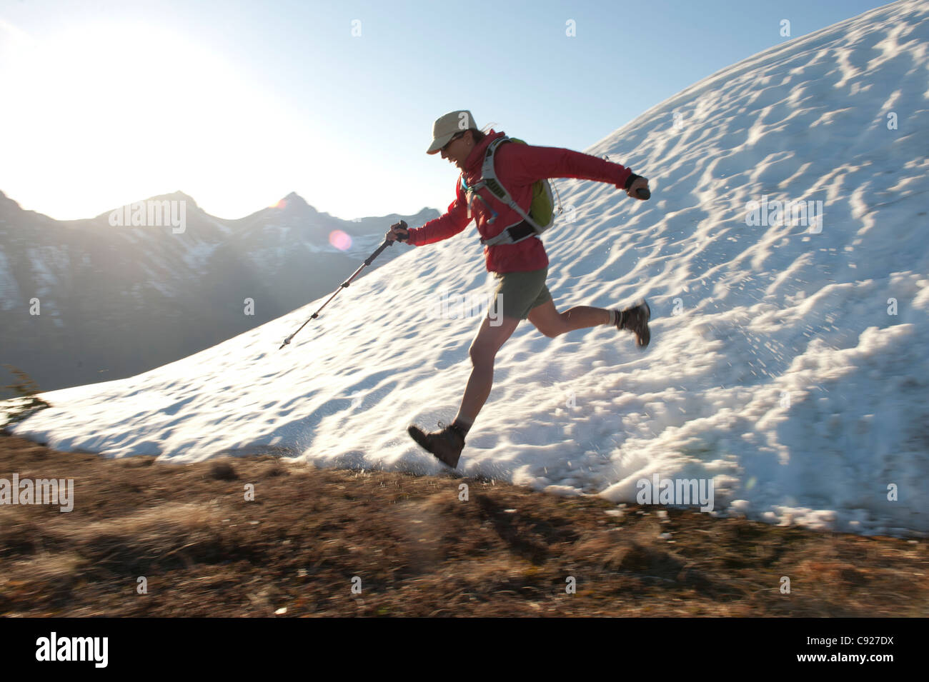 Weibliche Wanderer Wanderungen durch Schnee beim Abstieg die Vogel-Höhenweg über Turnagain Arm im Chugach State Park, Alaska Stockfoto