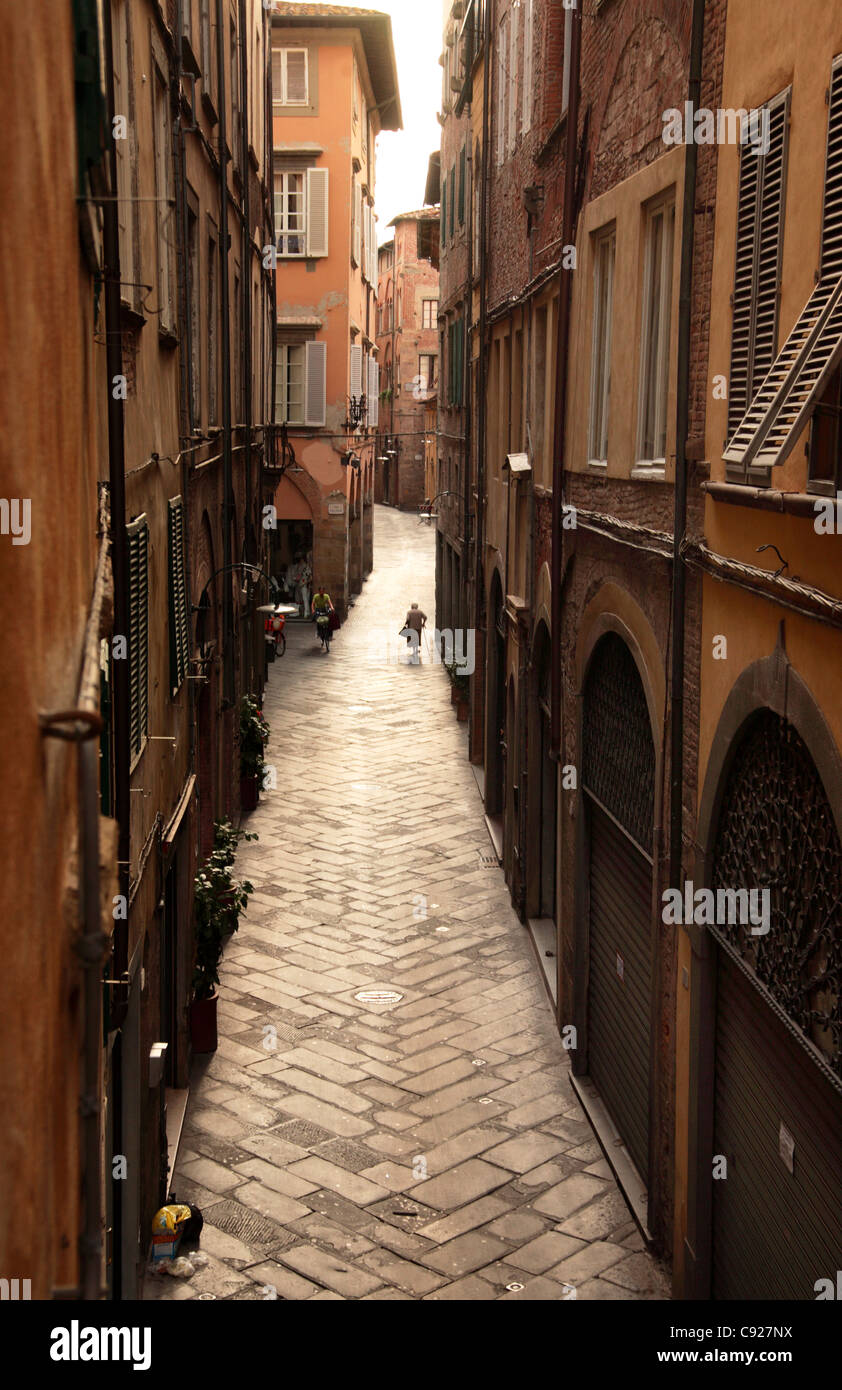Lucca ist eine gut erhaltene Stadtmauer, bekannt für seine Erhaltung der historischen Renaissance-Architektur. Stockfoto