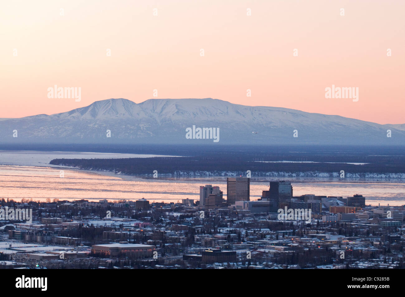 Blick auf die Skyline der Innenstadt Anchorage mit Mount Susitna (Sleeping Lady) und Cook Inlet im Hintergrund, Alaska, Winter Stockfoto