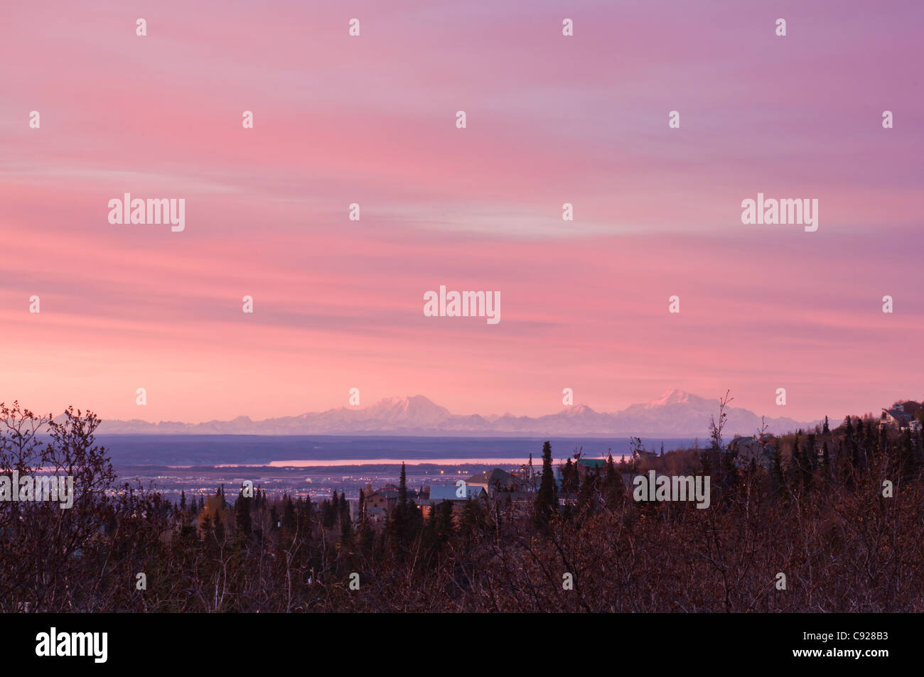 Blick auf den Sonnenuntergang von Mount Foraker, Mt. Hunter und Mt. McKinley sehen über Cook Inlet, Anchorage, Alaska Yunan, Herbst Stockfoto