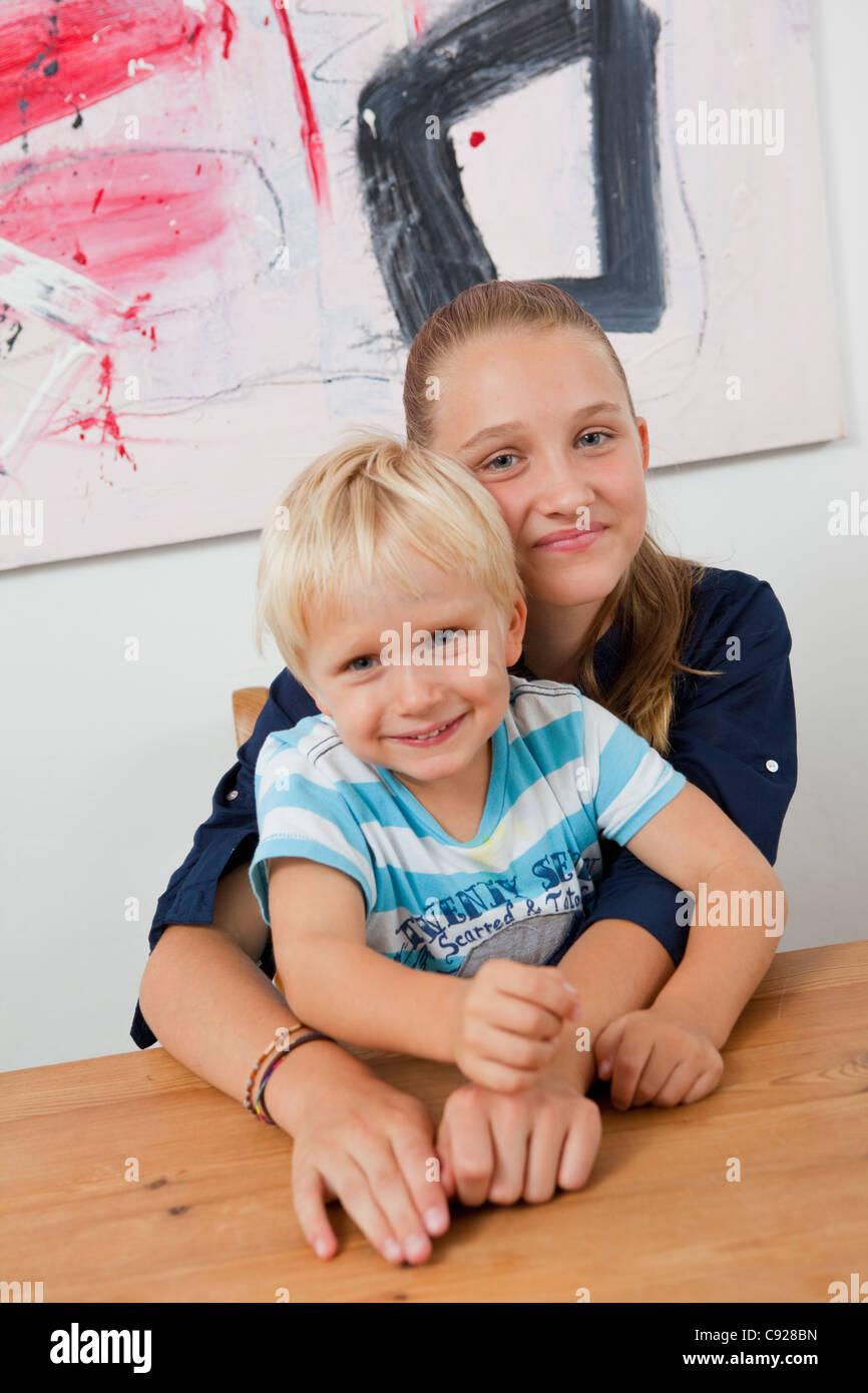 Bruder und Schwester am Tisch Stockfoto