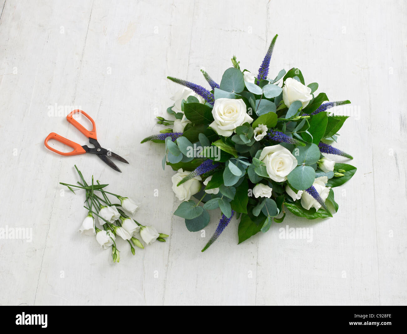 Steckschaum Anordnung, weiße Lisianthus, weiße Rosen, lila Veronica, Salal und Eukalyptus Laub Stockfoto