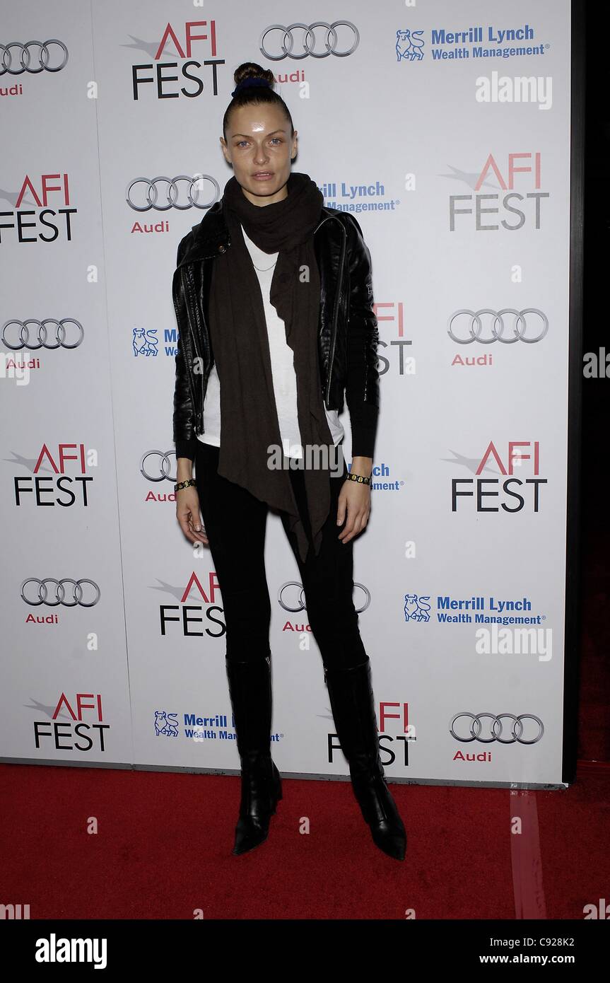 Rie Rasmussen im Ankunftsbereich für THE ARTIST Premiere beim AFI FEST, Graumans Chinese Theatre, Los Angeles, CA 8. November 2011. Foto von: Michael Germana/Everett Collection Stockfoto