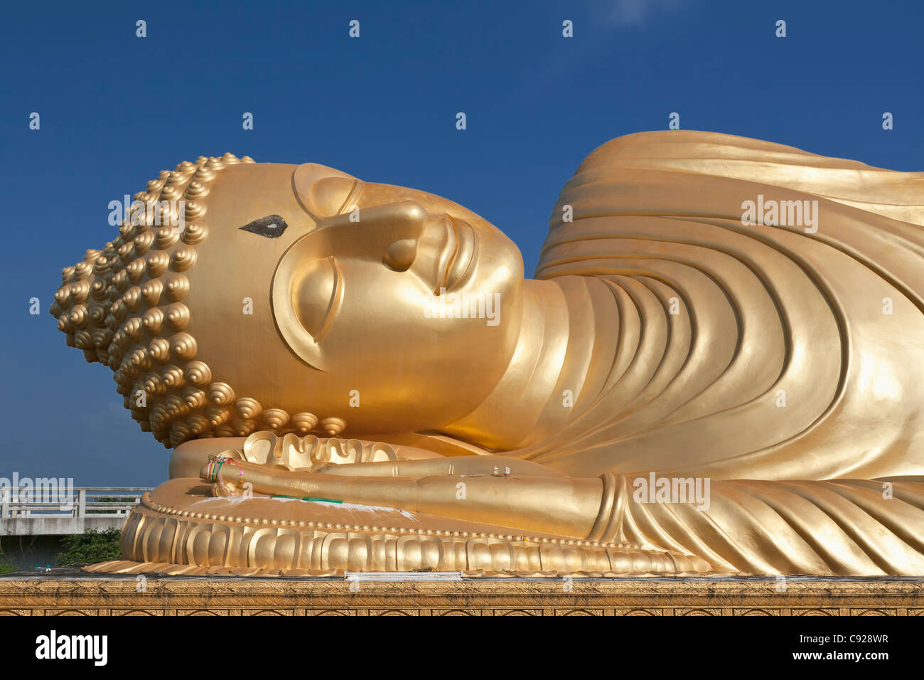Riesigen liegenden Buddha, Wat Phranom Laem Phor, Ko Yo, Thailand Stockfoto