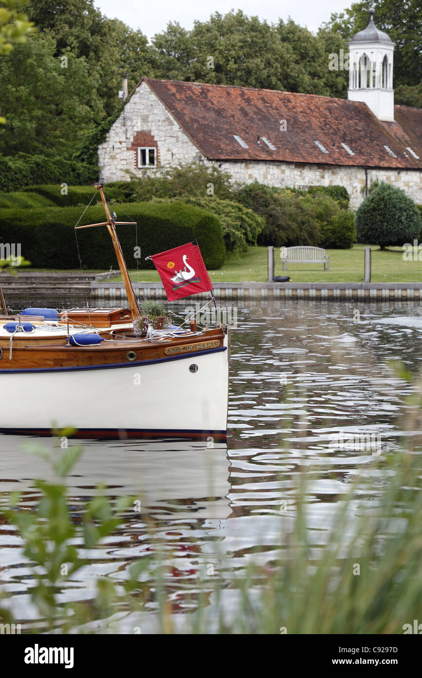 Ein Gefolge von Boote folgen der Swan-Oberteil hinunter den Fluß während Swan Upping, Themse, Henley, England Stockfoto