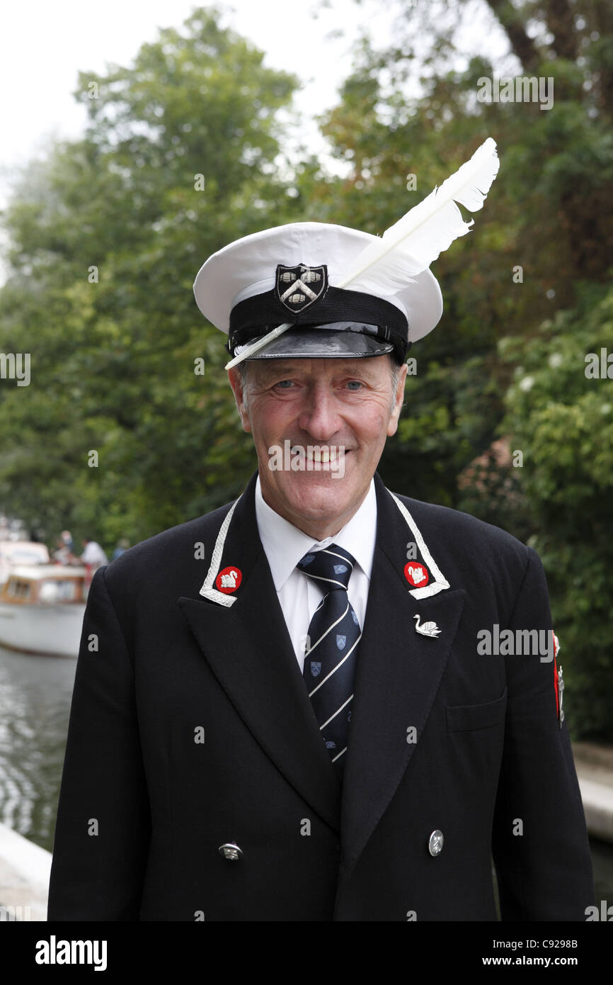 Ein Porträt der Königin Swan Marker, gesehen bei Hurley Lock während Swan Upping, Themse, Henley, England Stockfoto