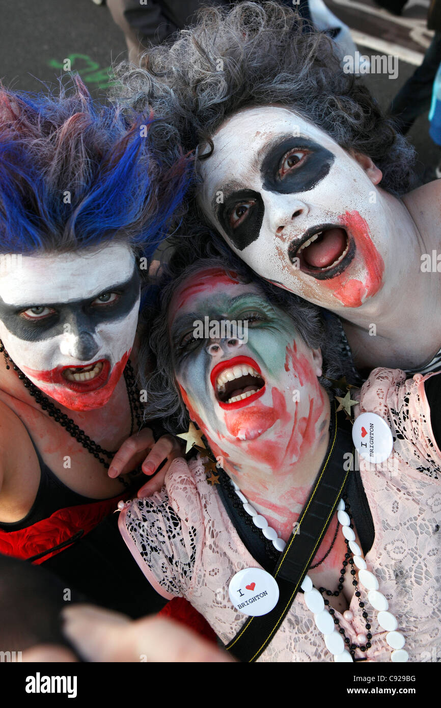 Der schrullige jährlichen Zombie Walk statt auf ein Herbst-Wochenende vom Bahnhof zum Strand in Brighton, East Sussex, England Stockfoto