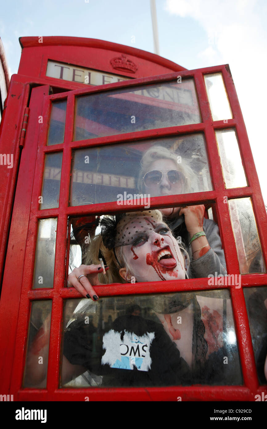 Der schrullige jährlichen Zombie Walk statt auf ein Herbst-Wochenende vom Bahnhof zum Strand in Brighton, East Sussex, England Stockfoto