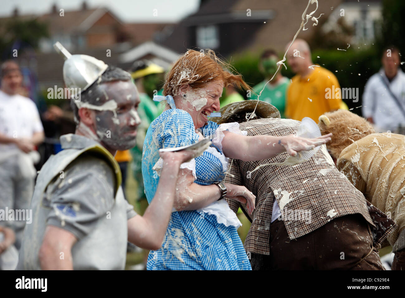 Die schrulligen jährlichen offiziellen Custard Pie WM, statt im Sommer in Coxheath, in der Nähe von Maidstone in Kent, England Stockfoto