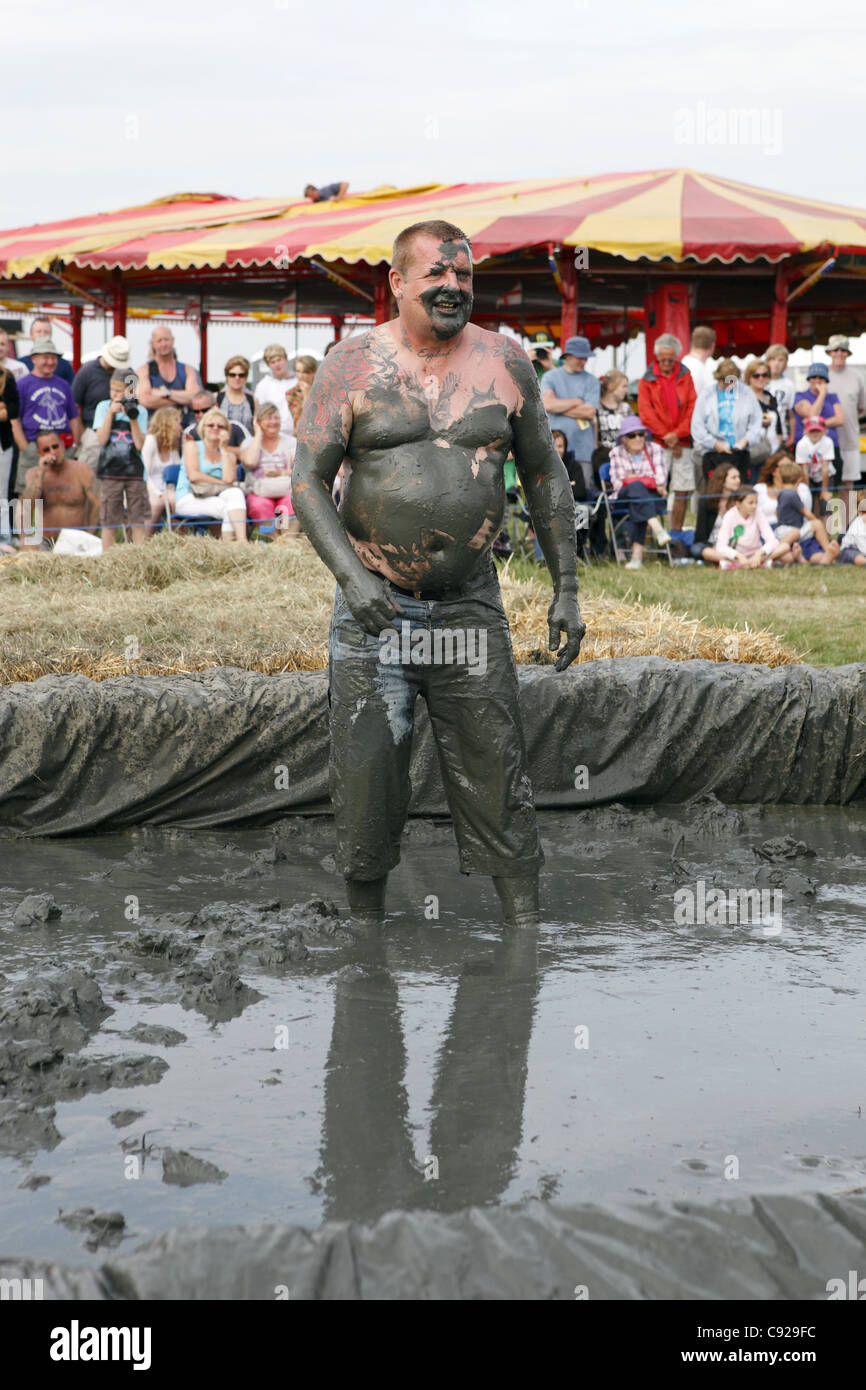 Die schrulligen jährliche Schlamm Wrestling Championships, statt bei der Lowland Games Festival, Ende Juli in Thorney, Somerset, England Stockfoto