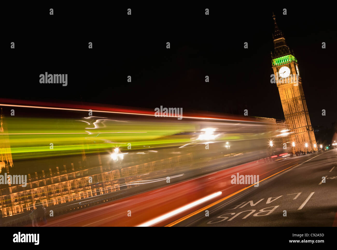 Verschwommene Bus in der Nacht mit Big Ben, London, England Stockfoto