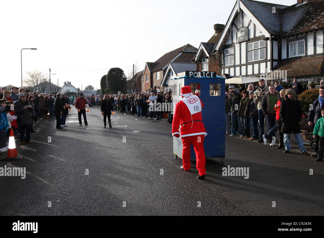 Der schrullige jährliche Pagham Kinderwagen stattfindet, jährlich am zweiten Weihnachtstag, 26. Dezember, im Dorf Pagham, West Sussex, England Stockfoto