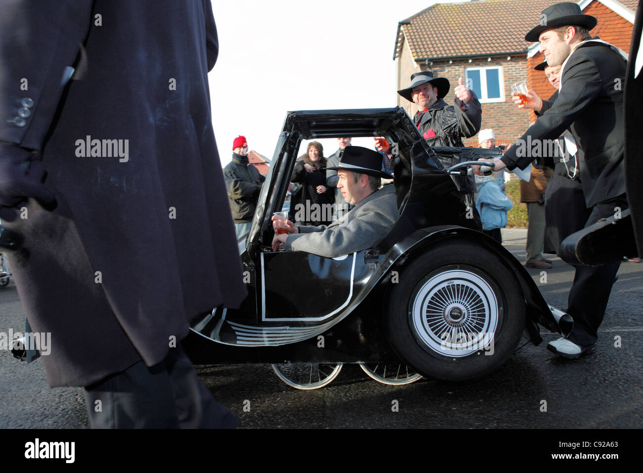 Der schrullige jährliche Pagham Kinderwagen stattfindet, jährlich am zweiten Weihnachtstag, 26. Dezember, im Dorf Pagham, West Sussex, England Stockfoto