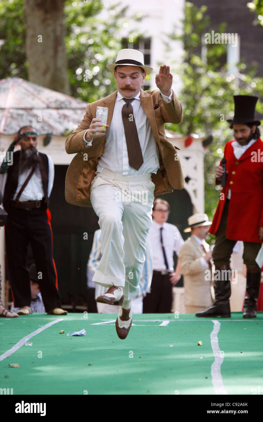 "Hop, Skip und G & T" bei der skurrilen jährliche Chap-Olympiade statt, im Sommer, Bedford Square Gardens in Bloomsbury, London, England Stockfoto