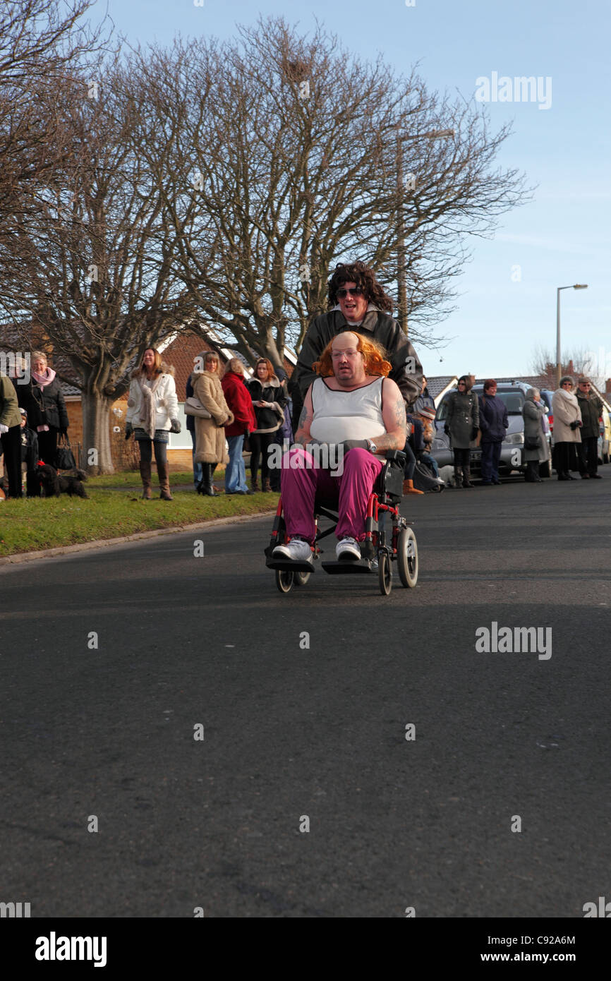 Der schrullige jährliche Pagham Kinderwagen stattfindet, jährlich am zweiten Weihnachtstag, 26. Dezember, im Dorf Pagham, West Sussex, England Stockfoto