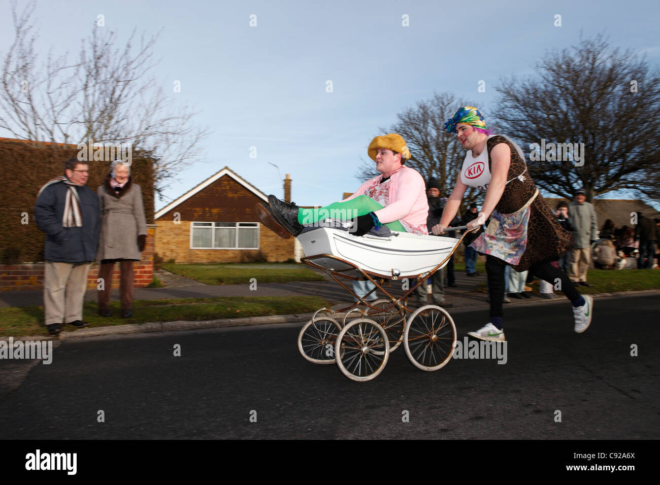 Der schrullige jährliche Pagham Kinderwagen stattfindet, jährlich am zweiten Weihnachtstag, 26. Dezember, im Dorf Pagham, West Sussex, England Stockfoto