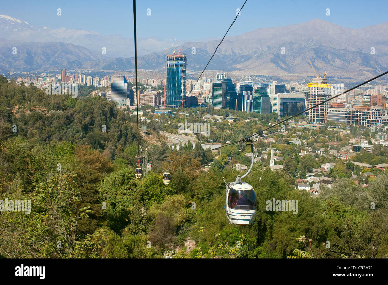 Chile, Santiago, Blick auf die Stadt und die Seilbahn zum Cerro San Cristobal (San Cristóbal) Stockfoto