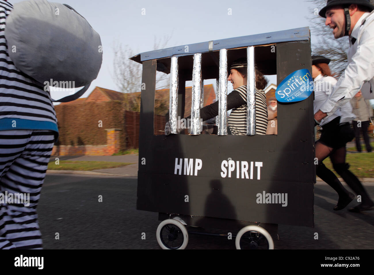 Der schrullige jährliche Pagham Kinderwagen stattfindet, jährlich am zweiten Weihnachtstag, 26. Dezember, im Dorf Pagham, West Sussex, England Stockfoto